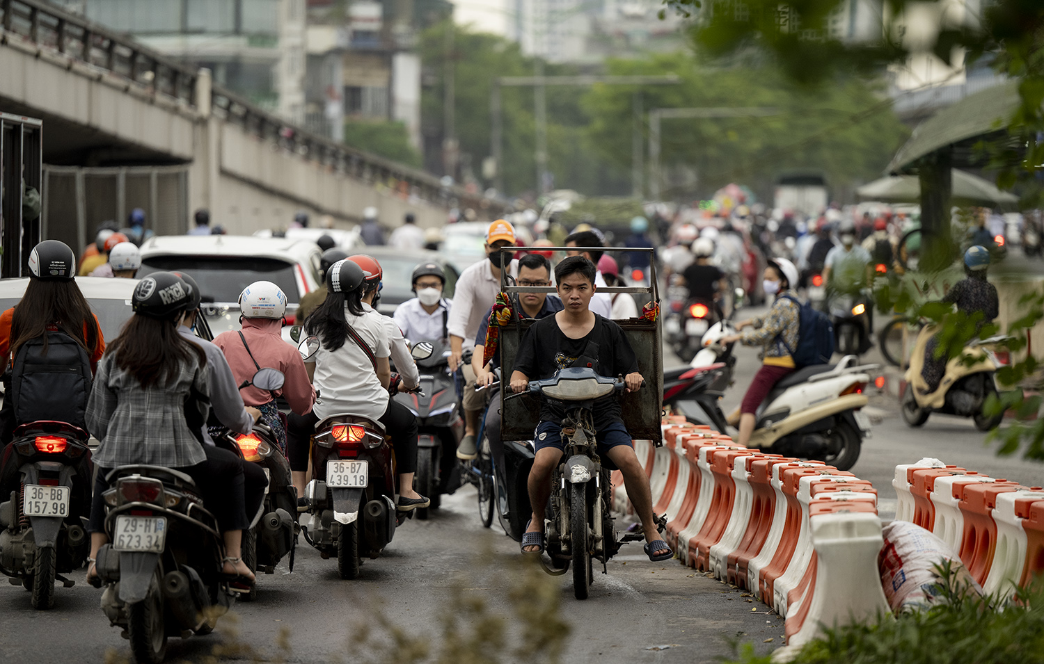 Người Hà Nội liều lĩnh làm điều trái luật trước mặt CSGT ở nút giao thông “khổ sở” - 2