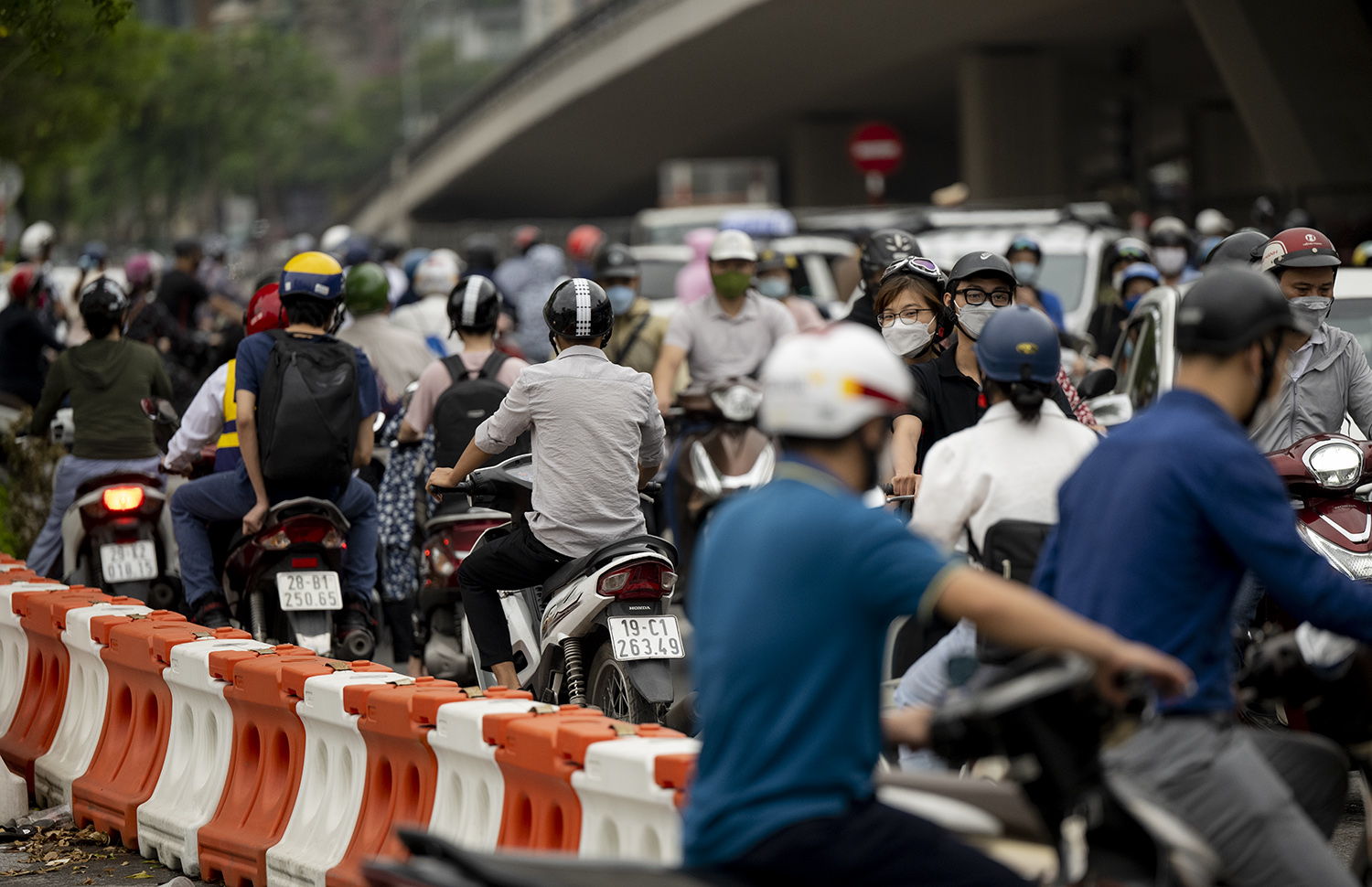 Người Hà Nội liều lĩnh làm điều trái luật trước mặt CSGT ở nút giao thông “khổ sở” - 3