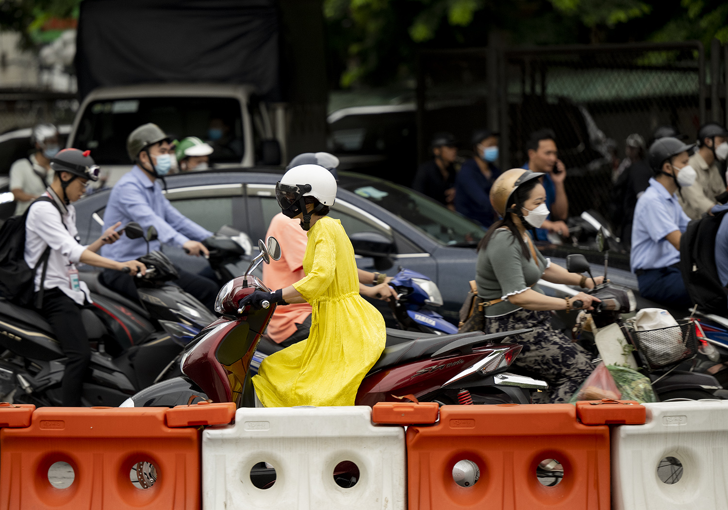 Người Hà Nội liều lĩnh làm điều trái luật trước mặt CSGT ở nút giao thông “khổ sở” - 4