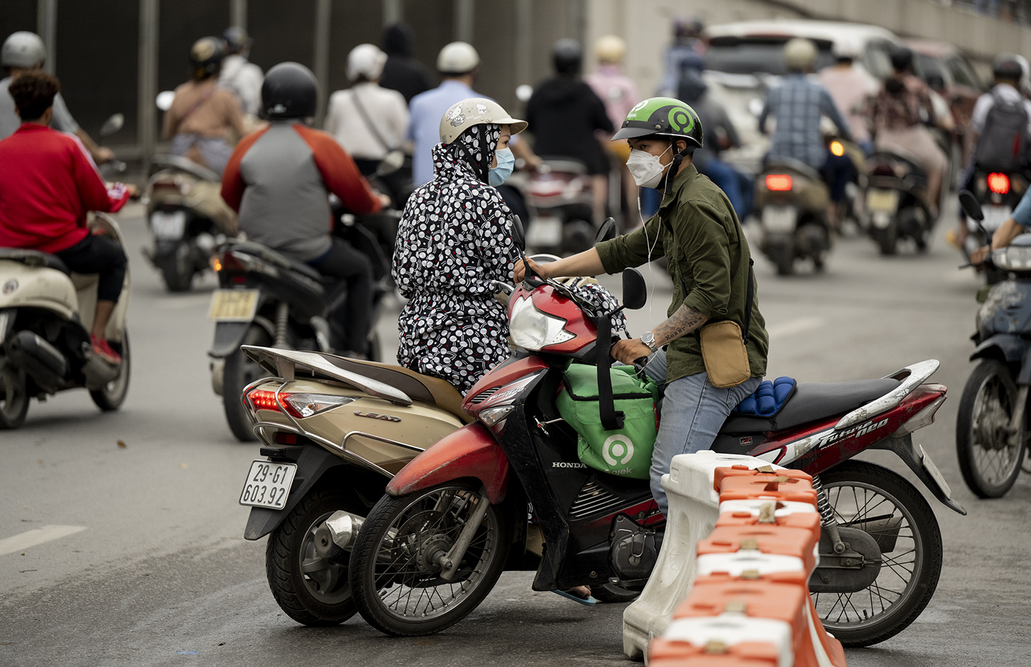 Người Hà Nội liều lĩnh làm điều trái luật trước mặt CSGT ở nút giao thông “khổ sở” - 6