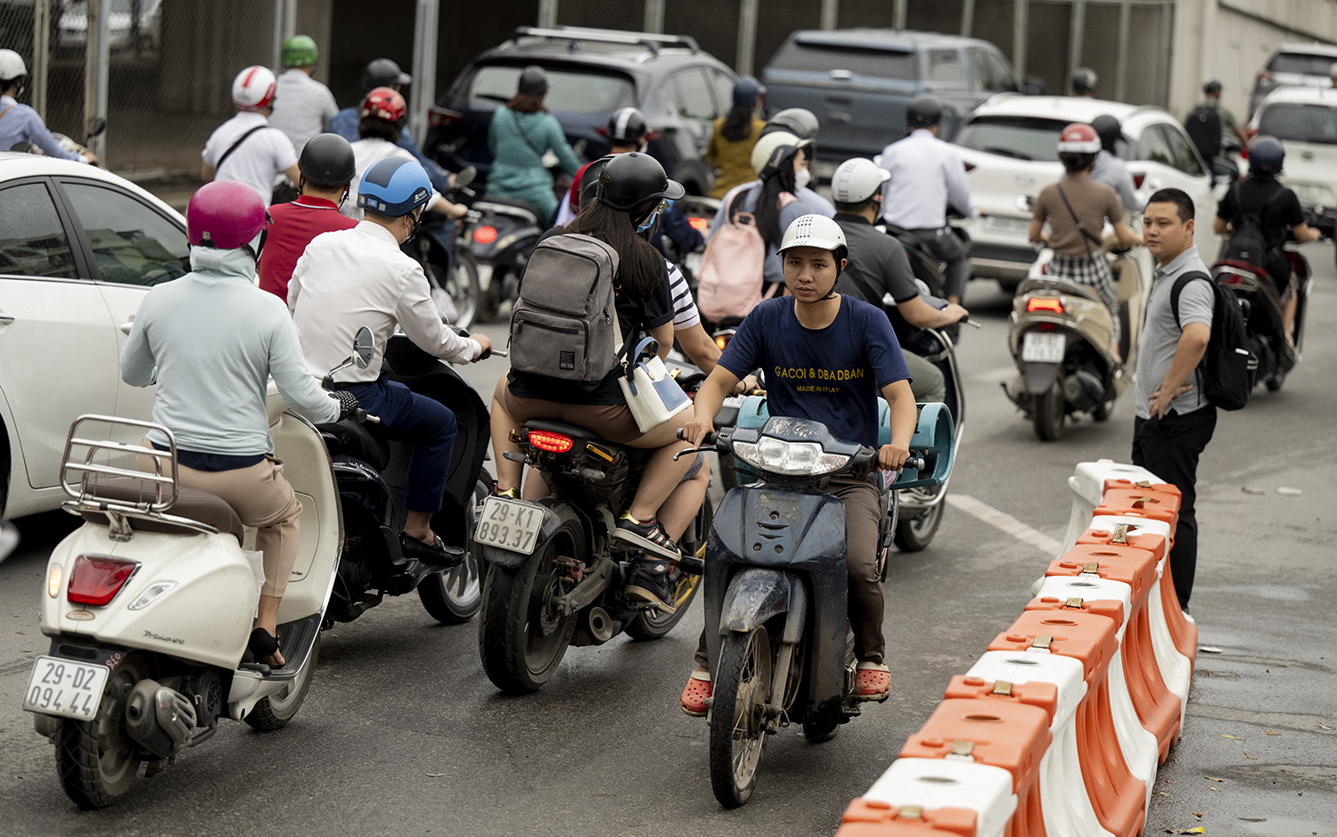 Người Hà Nội liều lĩnh làm điều trái luật trước mặt CSGT ở nút giao thông “khổ sở” - 7