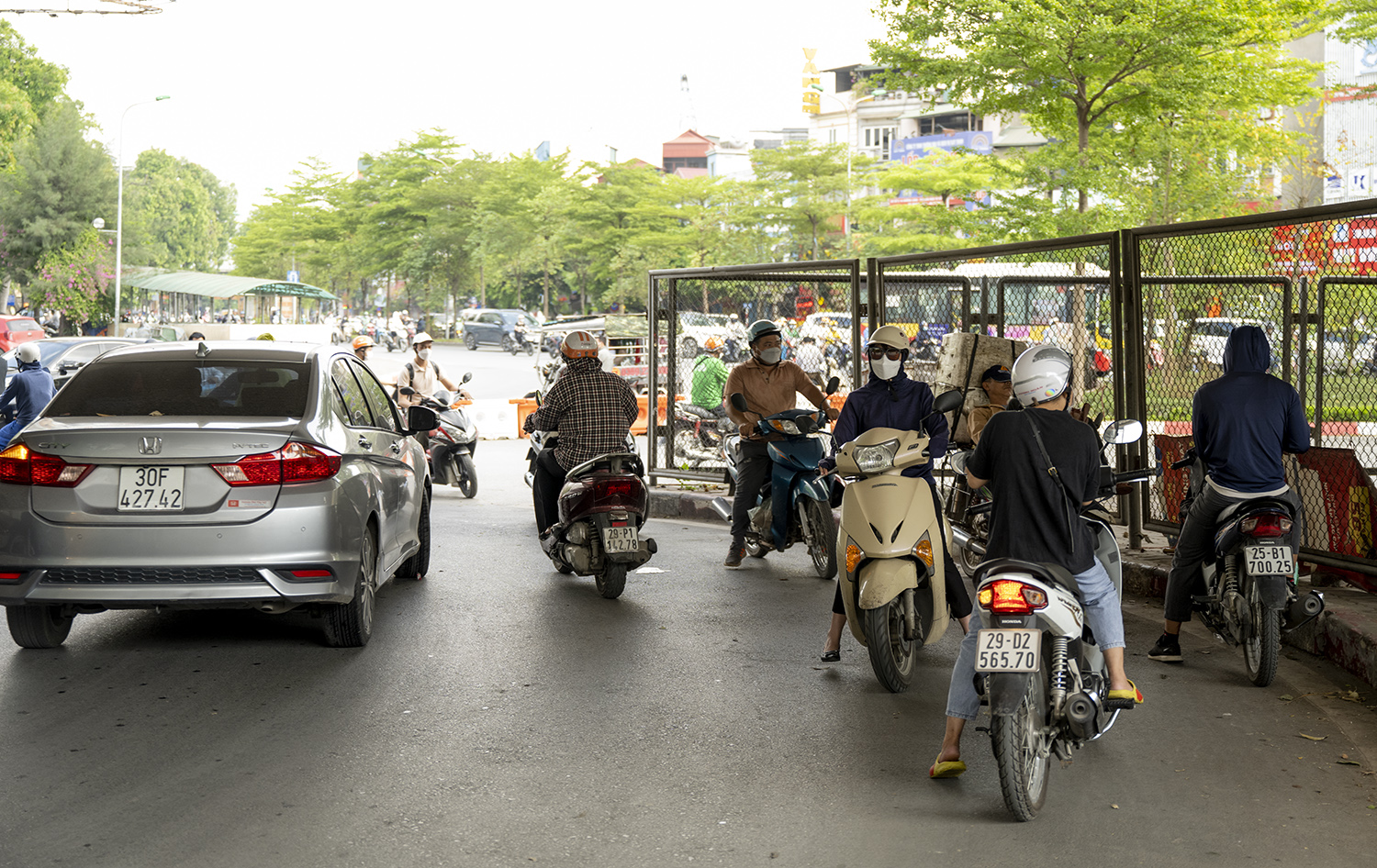 Người Hà Nội liều lĩnh làm điều trái luật trước mặt CSGT ở nút giao thông “khổ sở” - 9