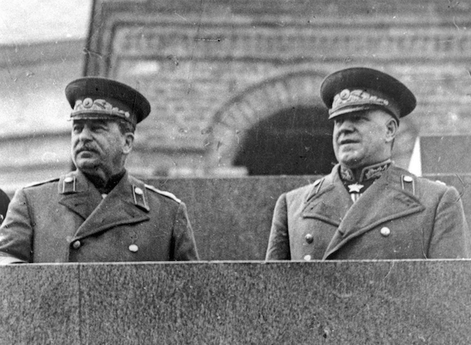 Zhukov có mối quan hệ tốt đẹp với lãnh tụ Stalin (trái) trong thời chiến.