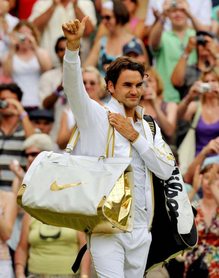 Túi đeo màu vàng yếu ớt và chiếc áo theo kiểu quân đội, trang phục của Federer vào năm 2009 đã&nbsp;bị chê tơi tả.