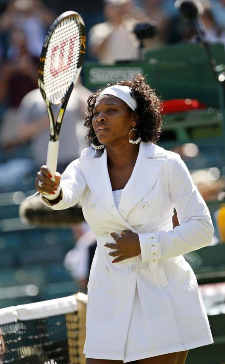 Năm 2008, Serena Williams trở nên nghiêm túc hơn khi mặc trang phục quân đội màu trắng