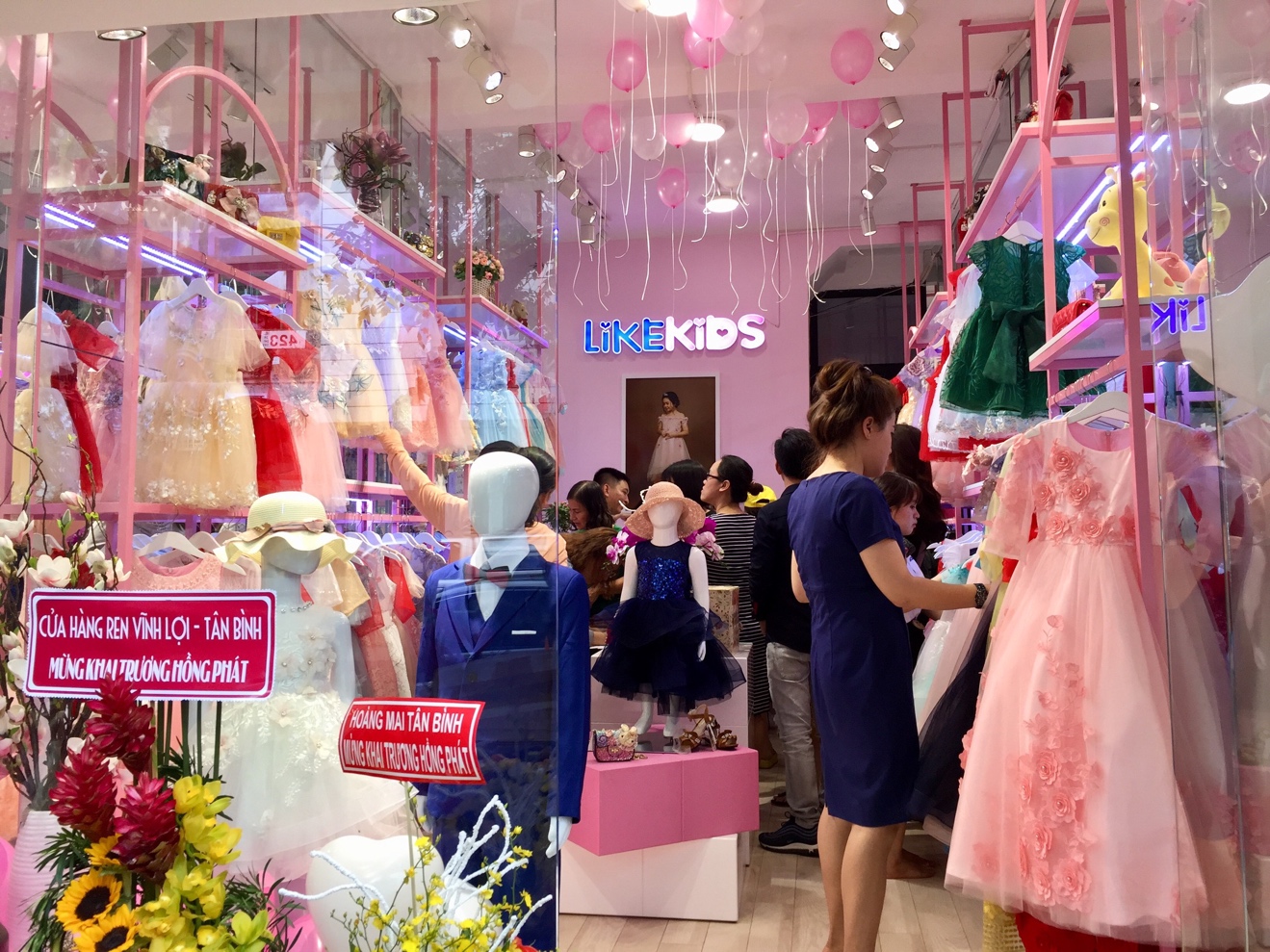 Hình ảnh khách hàng đang mua sắm tại LIKEKIDS