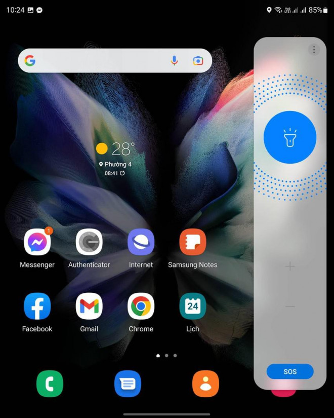 Bật đèn pin SOS để tìm kiếm sự trợ giúp từ người khác. Ảnh: MINH HOÀNG