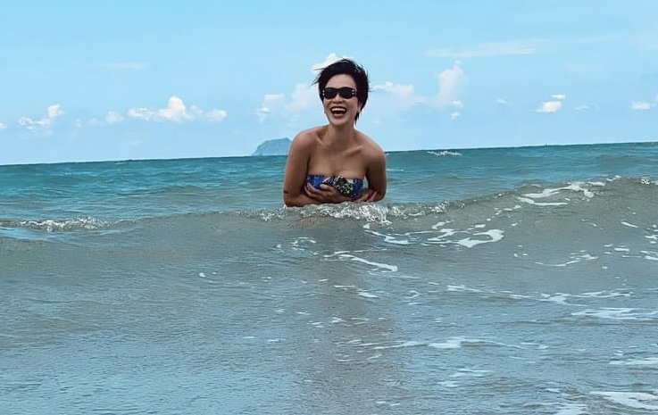 Ca sĩ Uyên Linh khoe ảnh ở bãi biển khiến ai cũng trầm trồ - 1