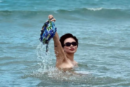 Ca sĩ Uyên Linh khoe ảnh ở bãi biển khiến ai cũng trầm trồ