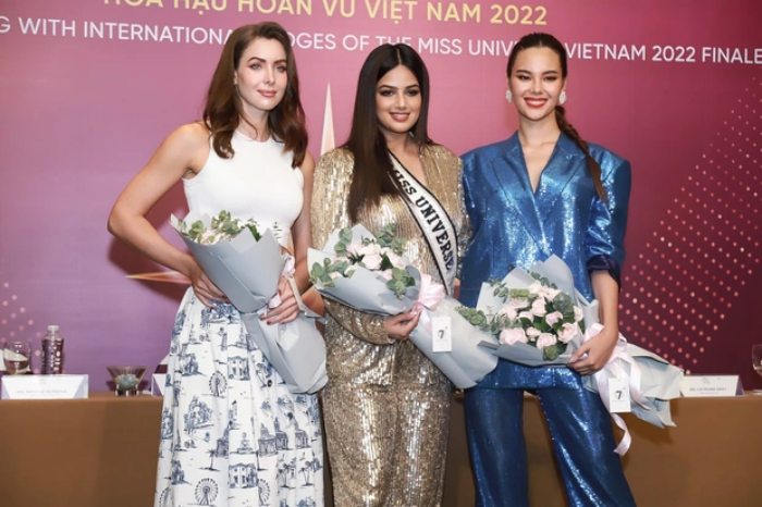 Trong họp báo còn có sự góp mặt của 2 nàng hậu xinh đẹp:&nbsp;Catriona Gray - Hoa hậu Hoàn vũ 2018 và Natalie Glebova - Hoa hậu Hoàn vũ 2005 cùng gặp gỡ truyền thông Việt Nam.&nbsp;