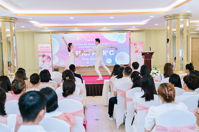 Tiết mục múa mở màn Lễ công bố ra mắt sản phẩm Collagen TaeHui Pink C.