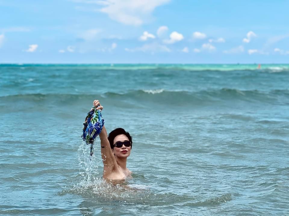Ca sĩ Uyên Linh khoe ảnh ở bãi biển khiến ai cũng trầm trồ - 4