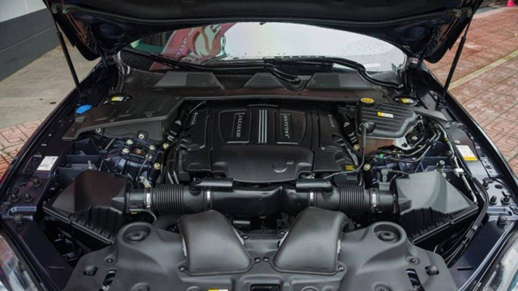 Về động cơ, Jaguar XJL Portfolio sử dụng động cơ V6 3.0L Supercharged sản sinh công suất 340 mã lực và momen xoắn cực đại đạt 450 Nm
