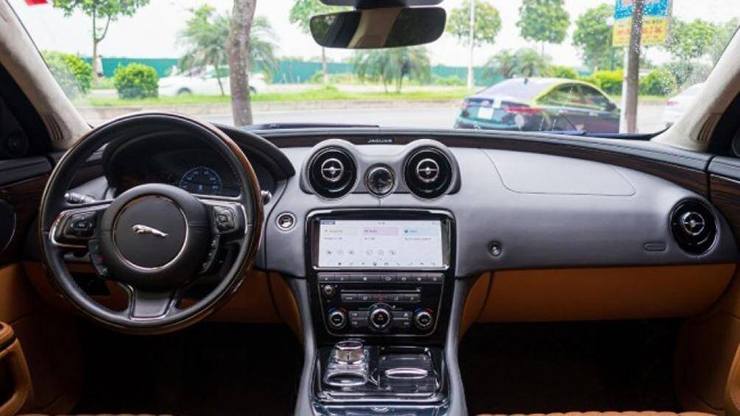 Dù đã sử dụng 3 năm nhưng nội-ngoại thất của Jaguar XJL Portfolio còn khá mới. Mẫu xe sở hữu bộ lưới tản nhiệt hình thang cỡ lớn
