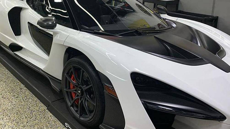 Chiếc McLaren Senna thứ 2 này mang tông màu chủ đạo là trắng/ghi sang trọng. Nguyên bản xe có màu sơn ngoại thất trắng
