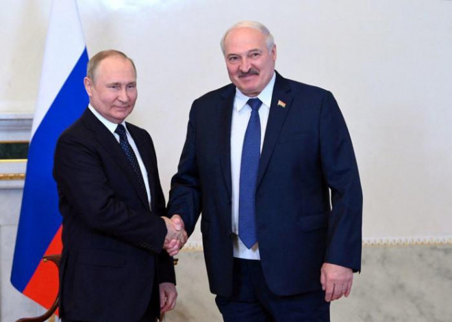 Tổng thống Nga Vladimir Putin gặp người đồng cấp Belarus Alexander Lukashenko. Ảnh - Reuters