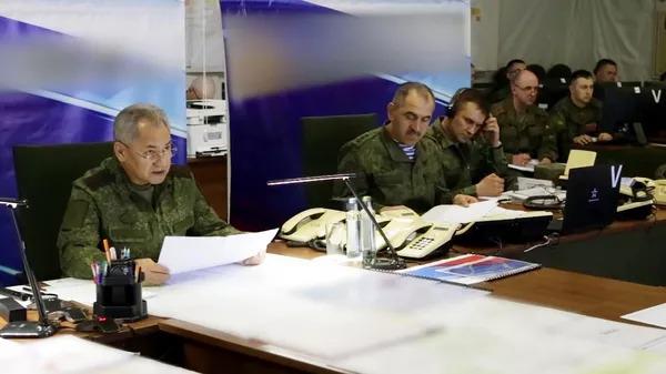 Ông Shoigu làm việc tại sở chỉ huy dã chiến ở Ukraine. Ảnh:RiaNovosti