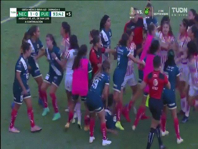 Video: Cảnh 2 đội bóng nữ lao vào ẩu đả như ”chợ vỡ”