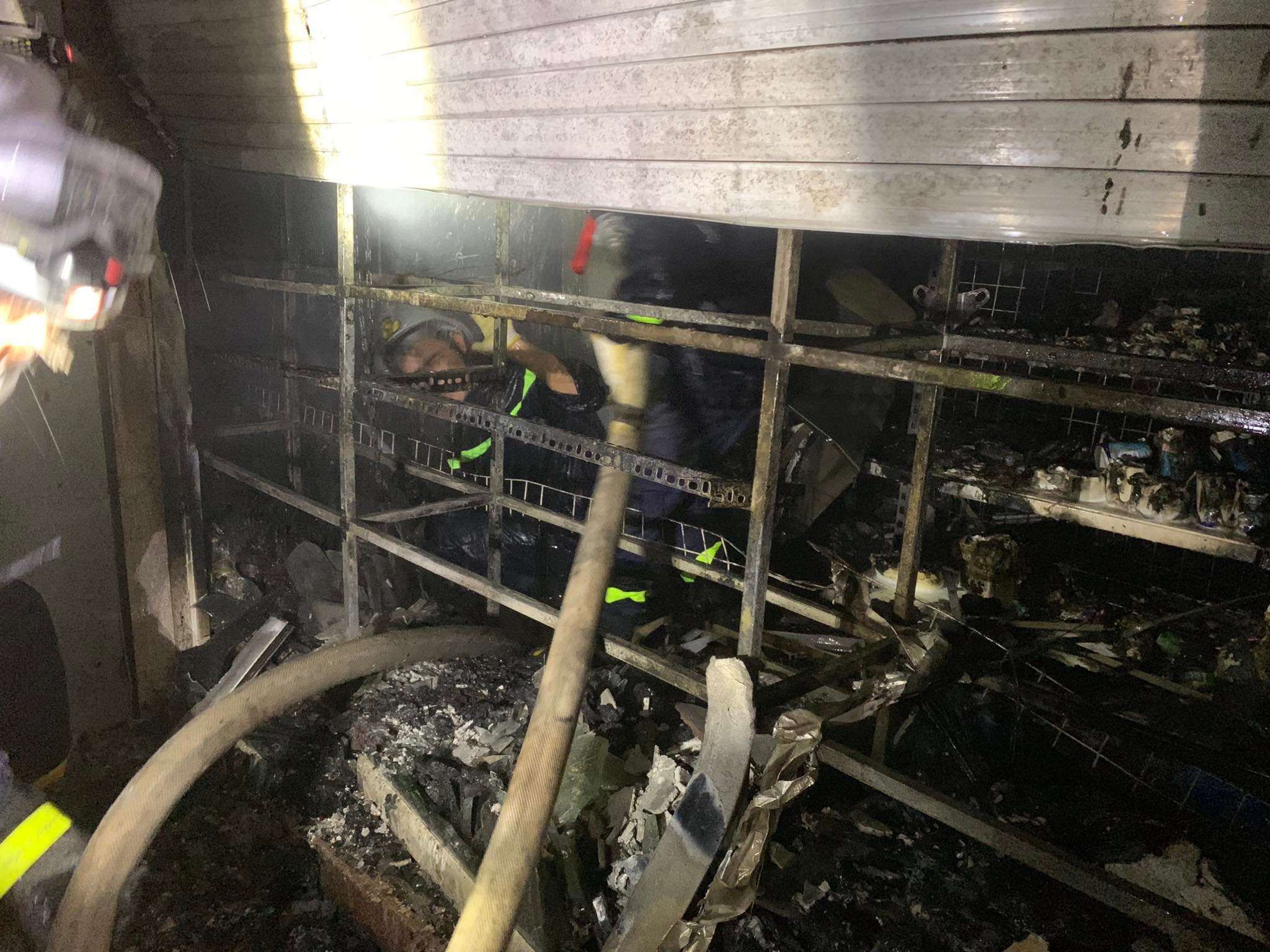 Cảnh sát cứu 4 người mắc kẹt trong cửa hàng bốc cháy ở Hà Nội - 2