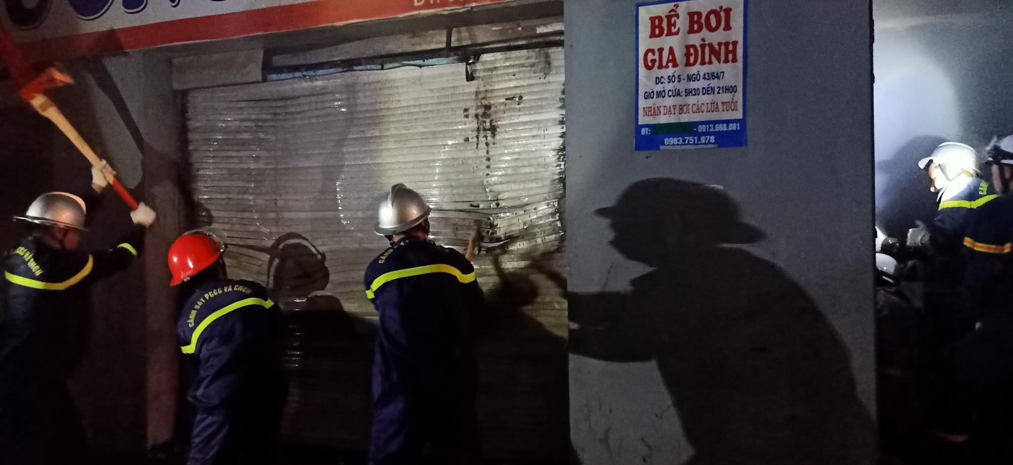 Cảnh sát cứu 4 người mắc kẹt trong cửa hàng bốc cháy ở Hà Nội - 1