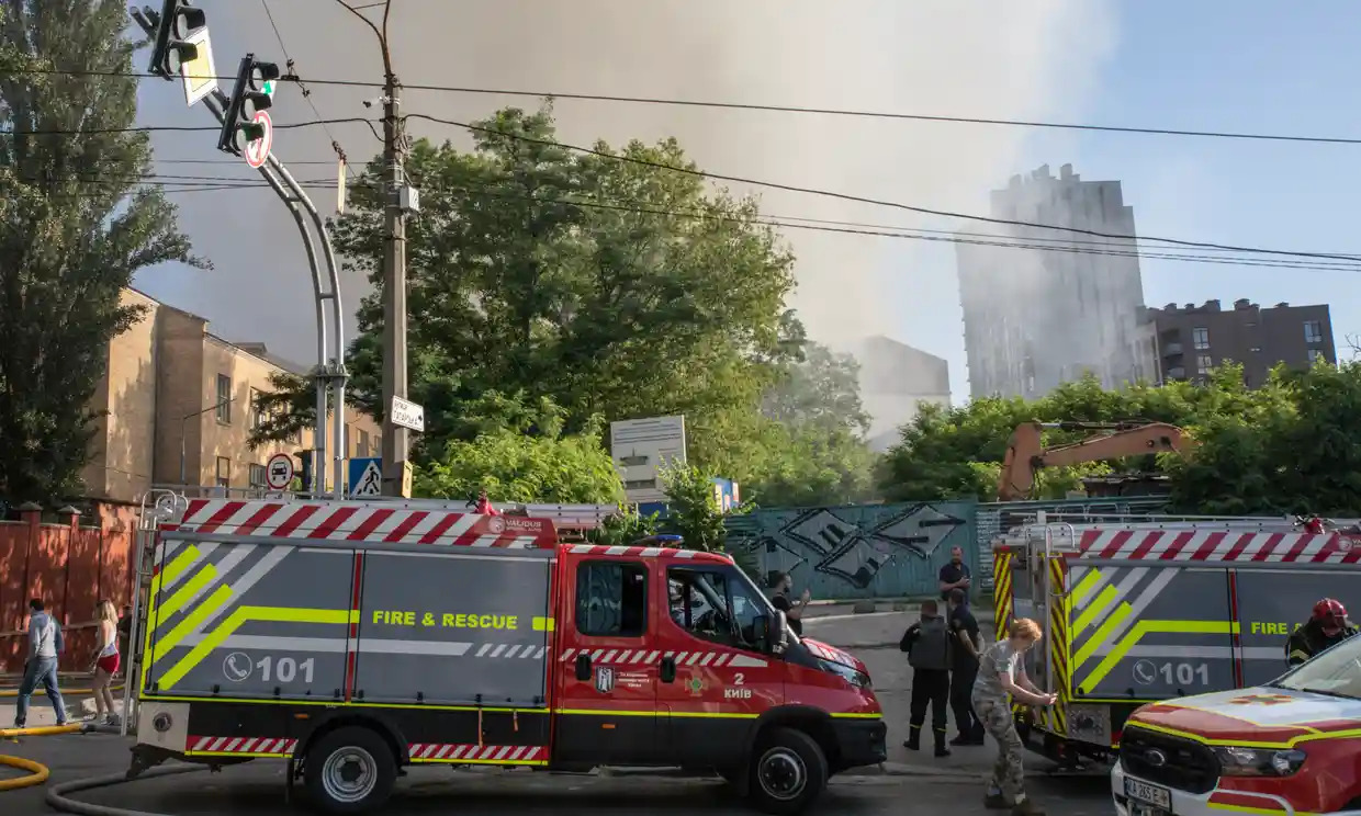 Khói đen bốc lên ở quận Shevchenkivsky (Kiev) sau vụ không kích (ảnh: Guardian)