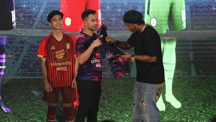 Ronaldinho gia nhập đội bóng Indonesia, đá 1 tuần &#34;bỏ túi&#34; 13,6 tỷ đồng - 2