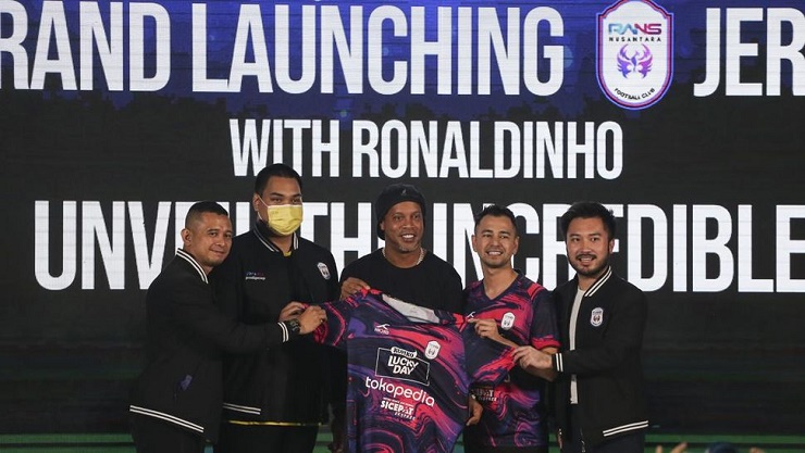 Ronaldinho gia nhập đội bóng Indonesia, đá 1 tuần &#34;bỏ túi&#34; 13,6 tỷ đồng - 3