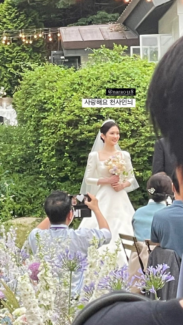 Jang Nara hạnh phúc mỉm cười thật tươi, trên tay cầm hoa cưới