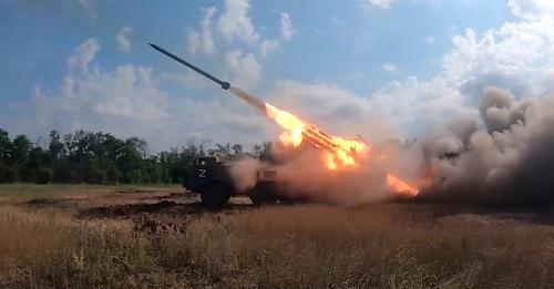 Pháo phản lực BM-27 Uragan của Nga khai hỏa ở Ukraine.