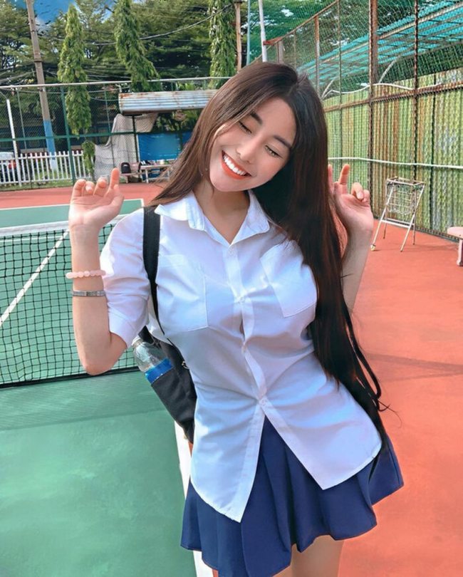 Cô được truyền thông trong nước, Trung Quốc và Hàn Quốc đưa tin với tiêu đề "nữ sinh mặc áo dài trắng đẹp nhất Việt Nam".
