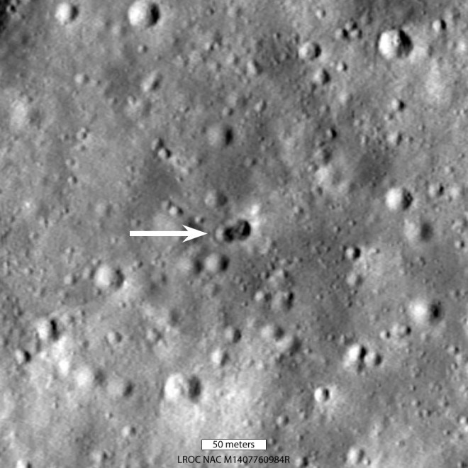 Ảnh chụp Mặt Trăng cho thấy lỗ thủng bí ẩn - Ảnh: LRO/NASA