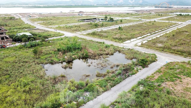 Nhiều khu vực bị sụt lún tạo nên những ao, hồ ngay chính những lô đất được rao bán.