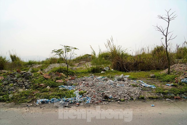 Khu công trình công cộng dịch vụ thương mại: 51.000m2, còn lại là công trình phục vụ giáo dục, khu vui chơi giải trí – thể dục thể thao – công viên xanh, hệ thống bãi đỗ xe hạ tầng giao thông thoát nước, chung cư , nhà trẻ mẫu giáo, trung tâm y tế.