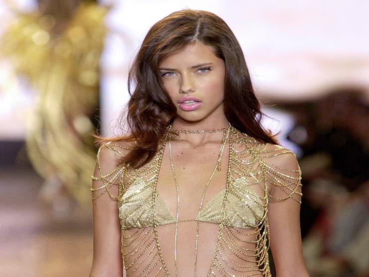 Siêu mẫu Adriana Lima đẹp rực rỡ thời mới vào nghề