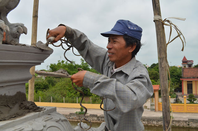 &nbsp;Do làm việc liên quan đến xi vữa, sơn nên việc giữ móng tay của ông Huyền là vô cùng gian nan