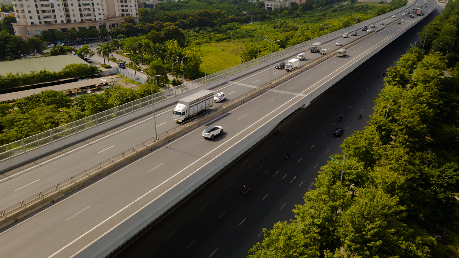 Kể từ khi tuyến đường trên cao Mai Dịch - Nam Thăng Long mới được thông xe, tuyến đường này trở thành một trong những tuyến giao thông đẹp nhất của Thủ đô Hà Nội.