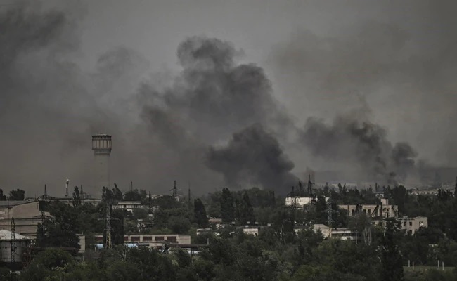 P Severodonetsk (tỉnh Luhansk, miền đông Ukraine) chìm trong khói bụi khi hai bên Moscow-Kiev giao tranh quyết liệt. Ảnh: NDTV