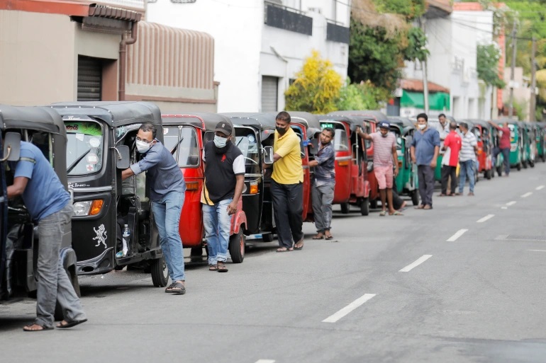 Hàng dài tài xế xếp hàng để chờ mua nhiên liệu tại thủ đô Colombo, Sri Lanka. Ảnh: Reuters