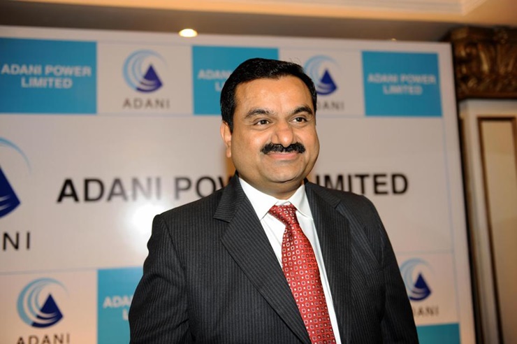 Năm 1994, Adani Enterprises đã được chính quyền bang Gujarat chấp thuận thành lập một bến cảng để xếp dỡ hàng hóa của chính công ty tại cảng Mundra.

