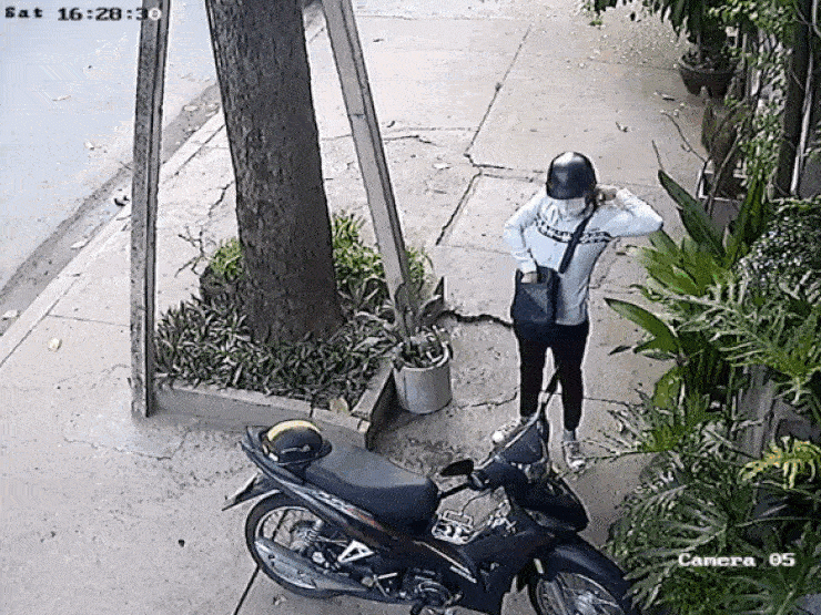 Video: Thanh niên ngó nghiêng, bẻ khóa xe máy Honda trong chớp mắt - 1