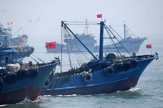 Tàu đánh cá mang cờ Trung Quốc. Ảnh: KYODO NEWS