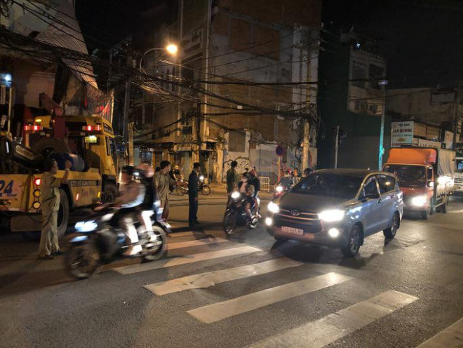 Phương tiện được hướng dẫn di chuyển sang làn đường bên cạnh để đảm bảo an toàn