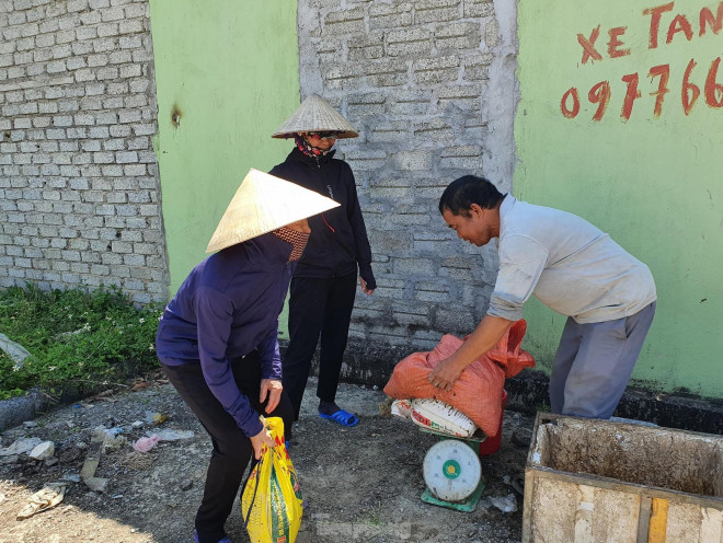 Theo người dân địa phương, nếu như gần chục năm trước giá cua đồng rất rẻ thì nay cua đồng ngày càng đắt đỏ nhờ được ưa chuộng. Cũng nhờ vậy, công sức, mồ hôi mà họ bỏ ra để săn cua đồng cũng được trả xứng đáng hơn.