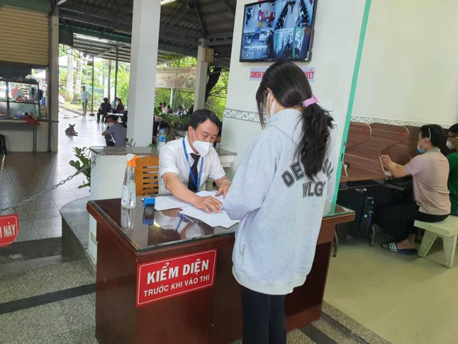 Mỗi học viên trước khi vào phòng thi đều được tổ sát hạch kiểm tra thông tin cá nhân và nhận diện đúng người thi