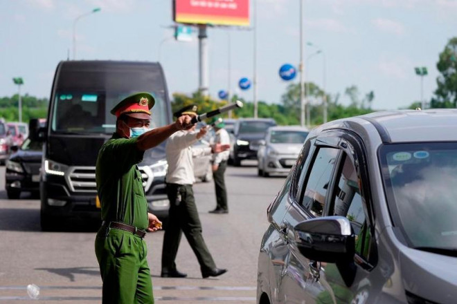 Lực lượng chức năng phân luồng giao thông ở sân bay Nội Bài. Ảnh: C.HÀ