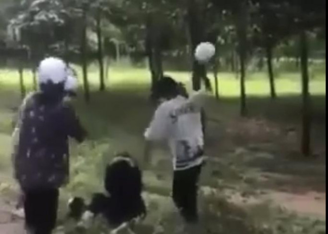 Nữ sinh bị đánh hội đồng bằng mũ bảo hiểm