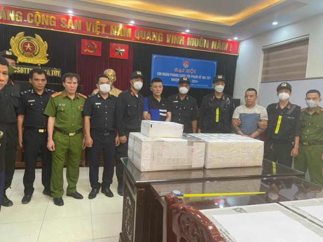 Khánh “đam” và Hưng “choắt” lúc bị bắt (Khánh mặc áo viền trắng bên trái, Hưng mặc áo xanh ở giữa).