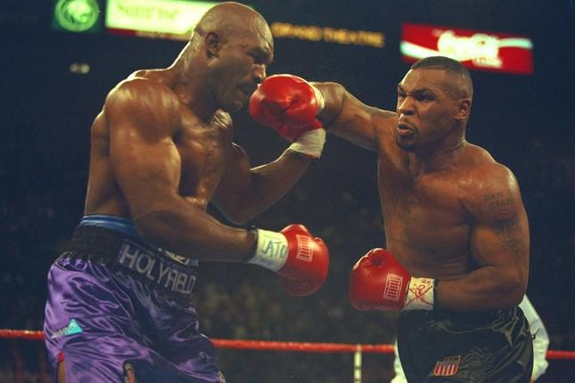 Mike Tyson và Evander Holyfield trong trận đấu ngày 28/06/1997 ở MGM Grand, Las Vegas. (Ảnh: Getty Images)