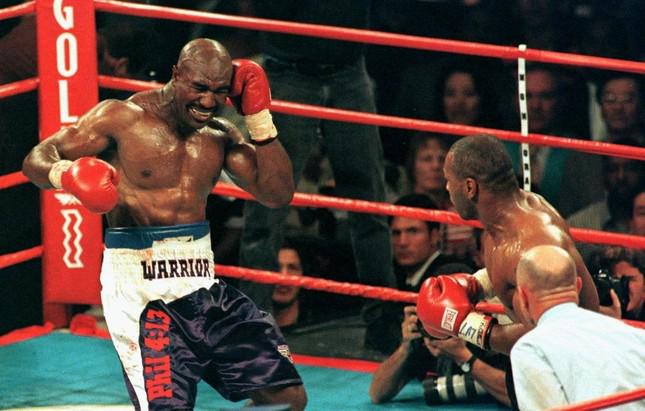 Holyfield đau đớn sau cú cắn tai khét tiếng của Tyson. (Ảnh: Getty Images)