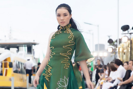 Người đẹp 18 tuổi Trần Phương Nhi diện áo dài diễn catwalk với 100 siêu mẫu